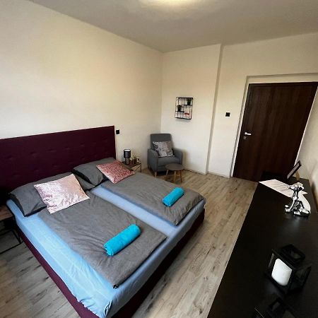 Large 3 Bedroom Apartment With City Skyline View Karlsbad Exterior foto